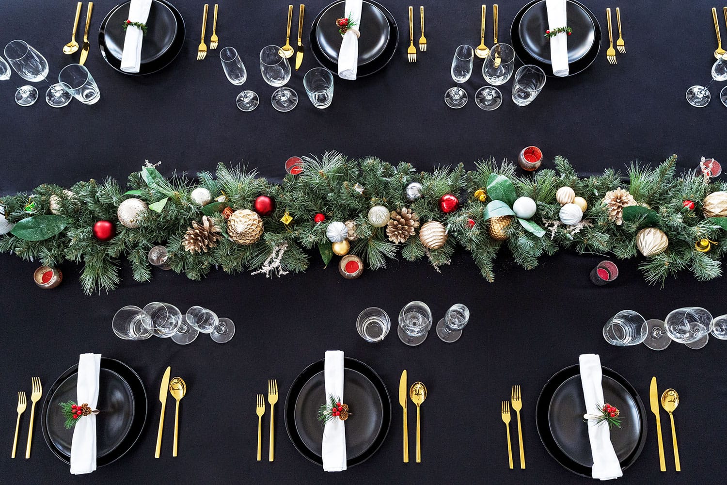 Elegant Christmas dining table at Twin Villas Natai featuring a lush festive garland, gold accents, and black table décor — a luxurious holiday setup at a private Christmas villa in Phuket.