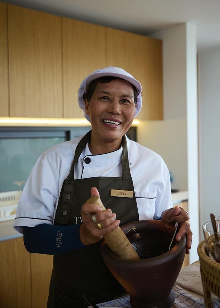 Retreat Villas Near Phuket – A Private Beachfront Wellness Sanctuary at Twin Villas Natai | Twin Villas Natai Villa chef preparing traditional Thai cuisine as part of a personalized nutrition experience at Twin Villas Natai
